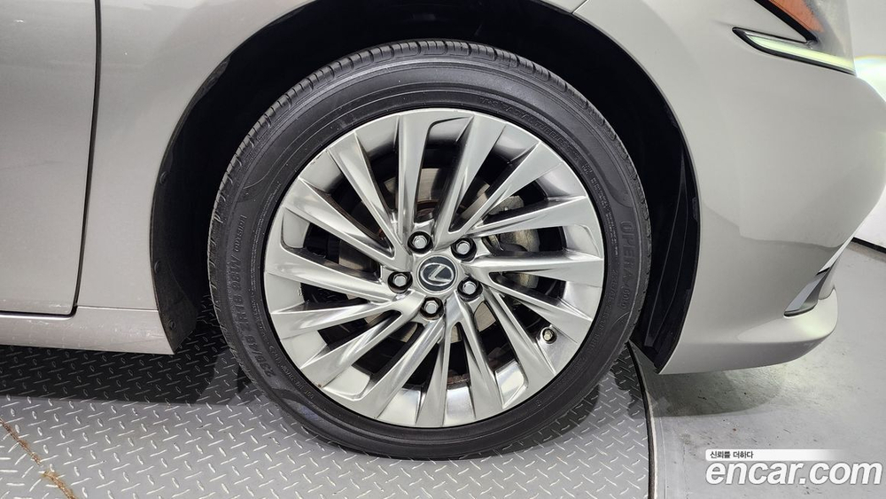 Lexus ES300h 7 Generation Executive (05.2021)