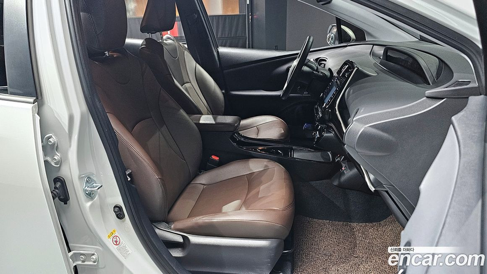 Toyota Prius 4 Generation 1.8 (10.2021)