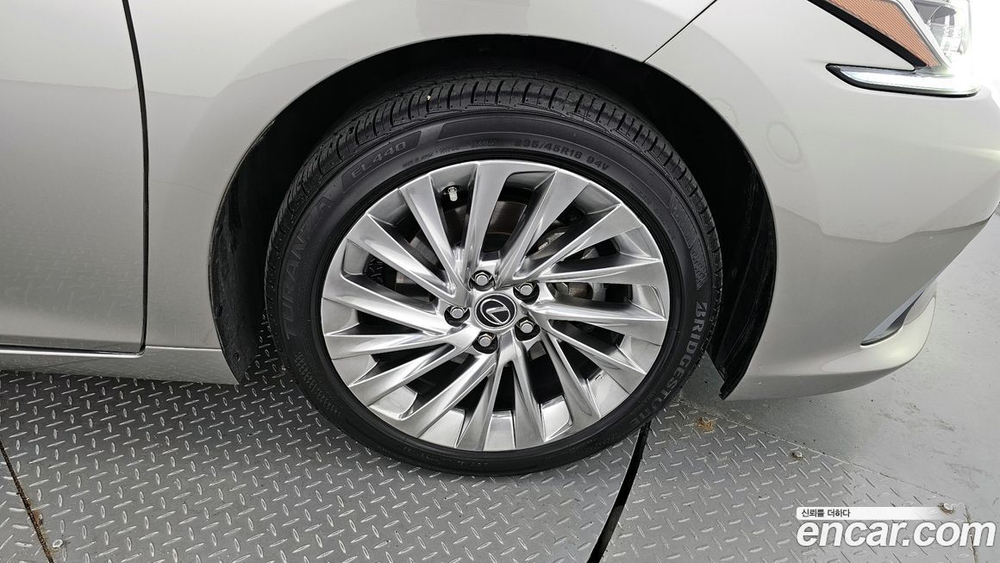 Lexus ES300h 7 Generation Luxury Plus (05.2022)