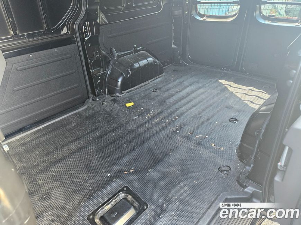 Hyundai Staria Cargo 3-х местный (02.2023)