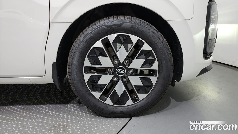 Hyundai Staria 4WD 라운지 9-и местный (11.2023)
