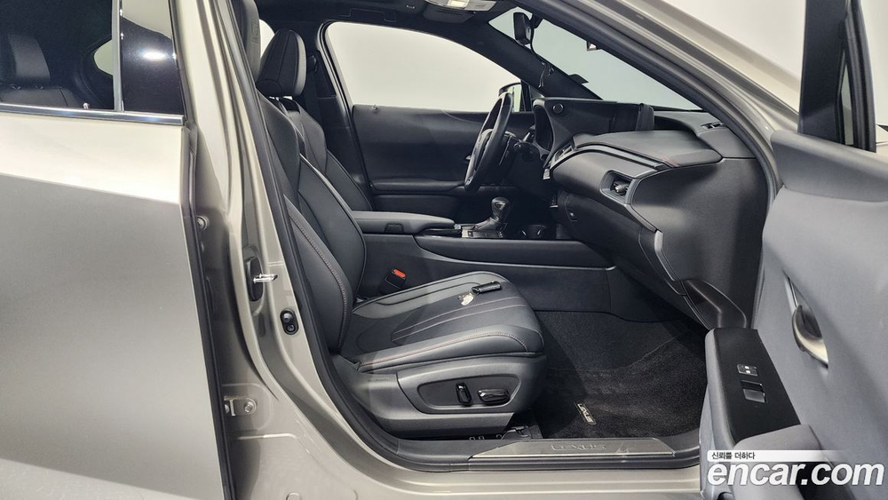Lexus UX250h 2.0 F-Sport 2WD (10.2020)