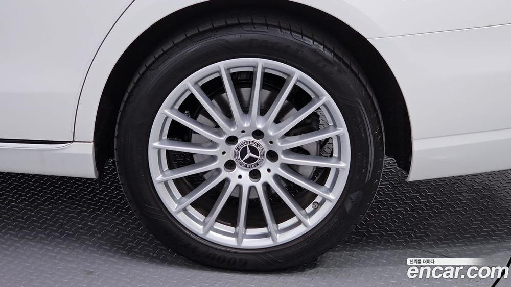 Mercedes-Benz E-Class W213 E220d 4MATIC Exclusive (10.2023)