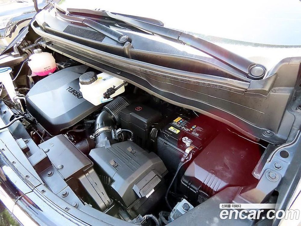 Hyundai Staria 4WD 라운지 9-и местный (10.2022)