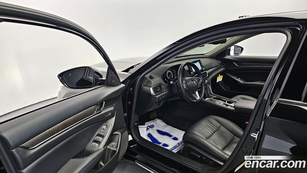 Honda Accord 10 Generation 2.0 Hybrid Touring (04.2022)