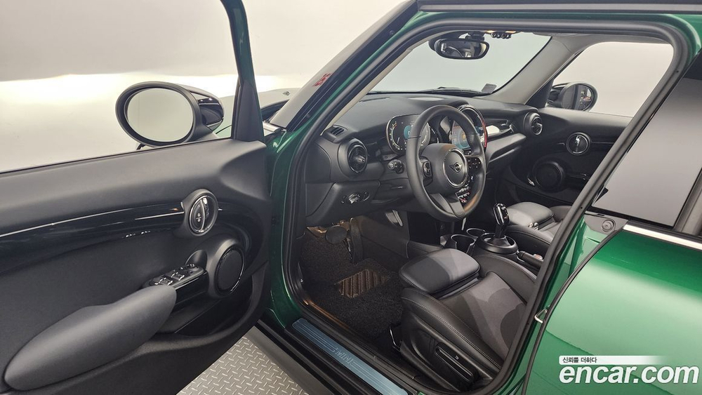 Mini Cooper 5 дверей Classic Plus Lunchpack (08.2021)